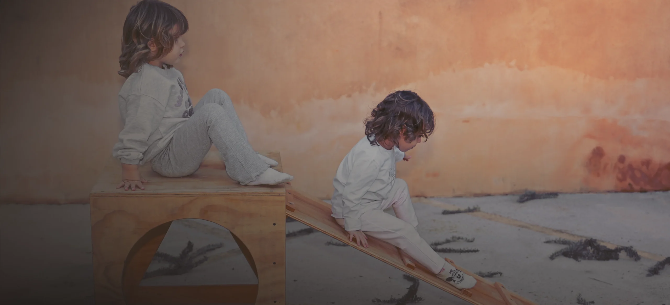 Niñas jugando con madera