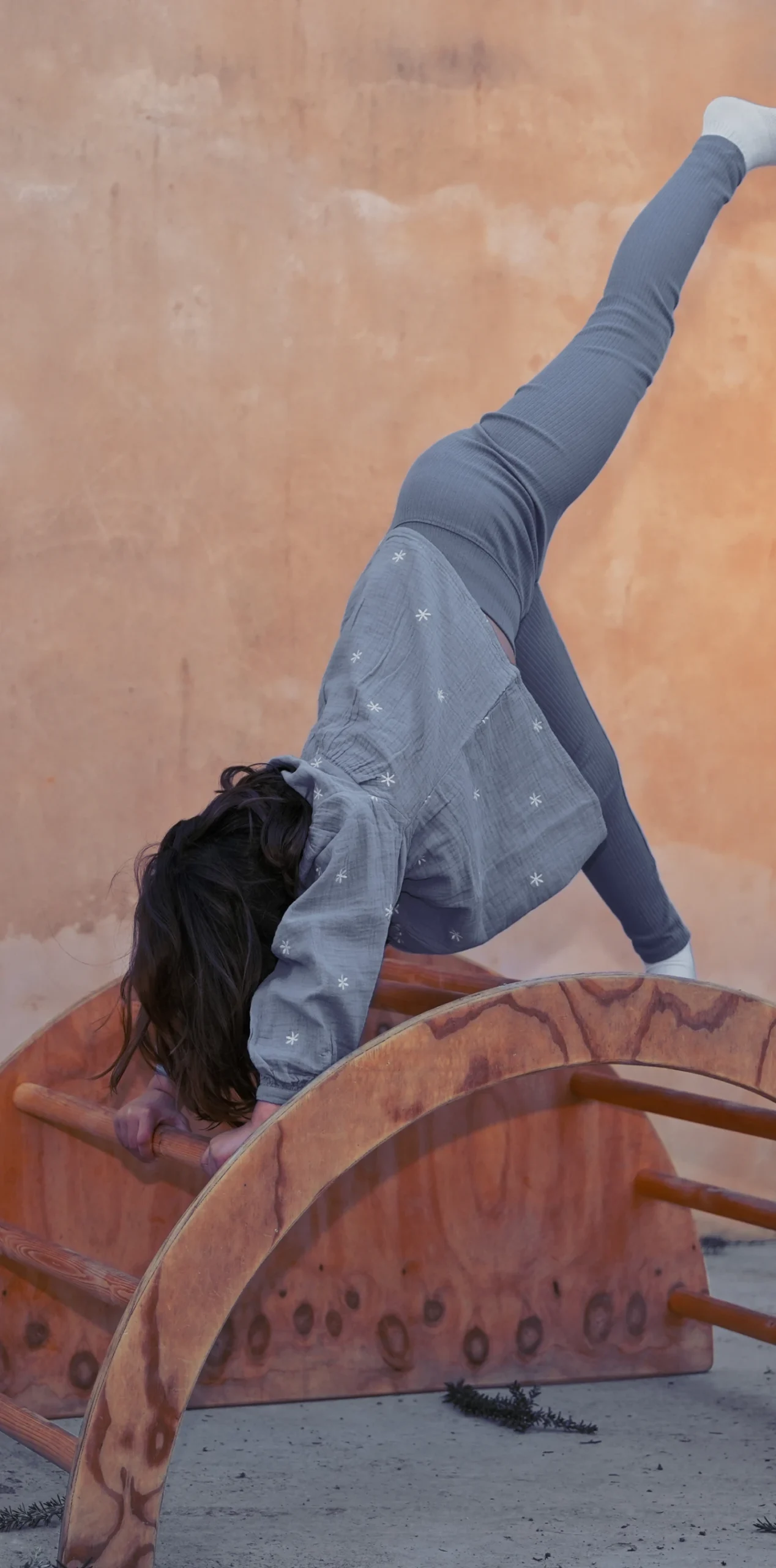 Niña jugando con madera