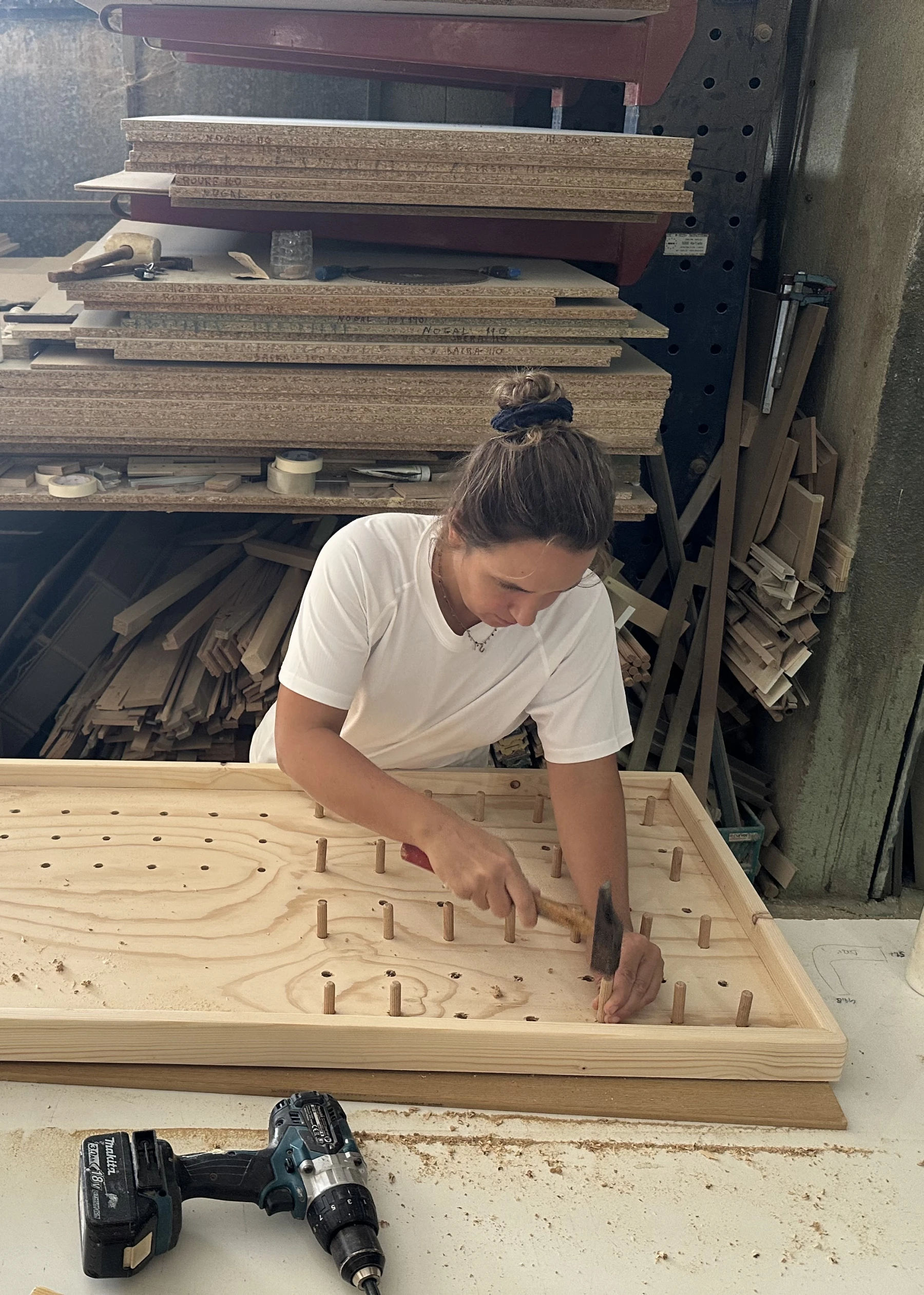 Chica trabajando en juguetes de madera
