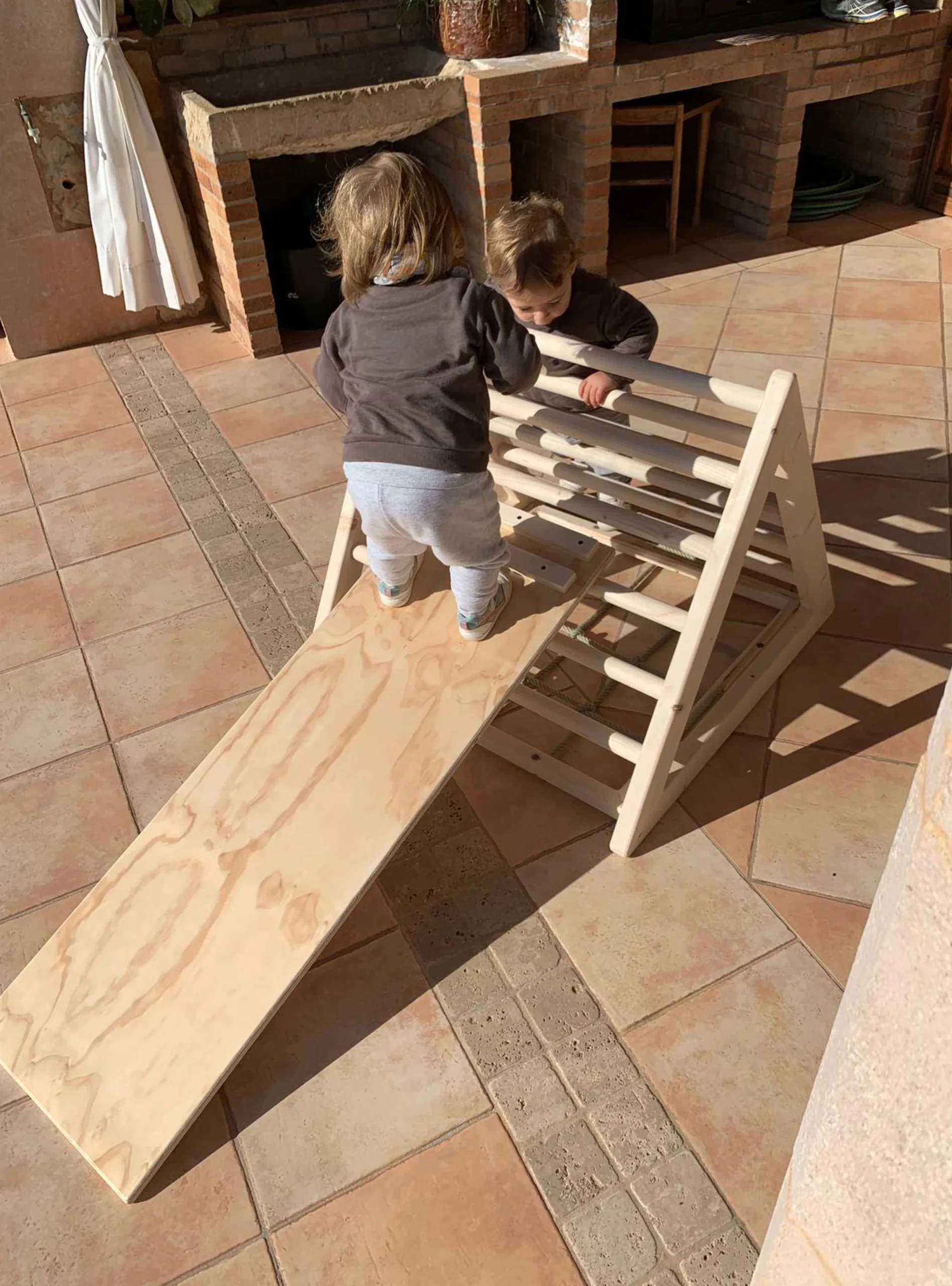 Infantes jugando con madera